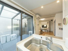 ルーフバルコニーのある家