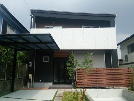 大人がくつろぐ格好いい家