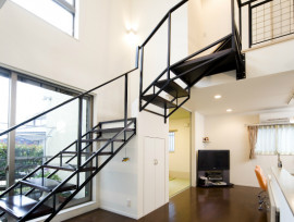 吹き抜けで繋がる二世帯の家