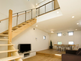 伸びやかな空間で変化を楽しむ家