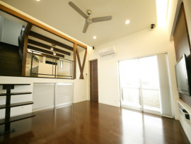 三角形の敷地に建つ蔵のある家