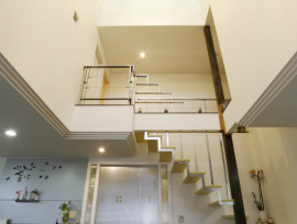 天井高9mの吹き抜けリビングの家