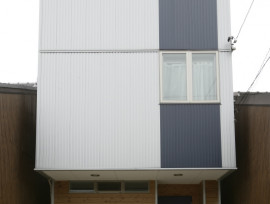 狭小地に建つ間口4.8mの家