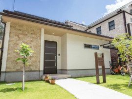 縦長の土地を生かした中庭のある家