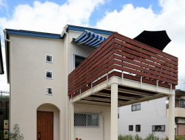 海辺が似合うデッキのある家