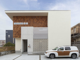 ダイニングバーのある大人が暮らす家