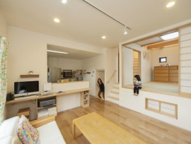 スキップフロアで家族が近づく家