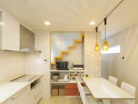 狭小地に建つ中心に階段のある家