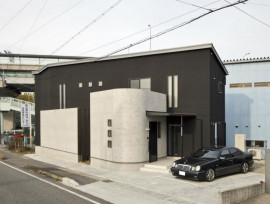 空間に広がりを感じる存在感のある家