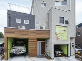 狭小変形地に建つ事務所併用の家