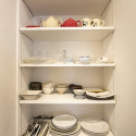 キッチン横の可動棚には食器を見せる収納