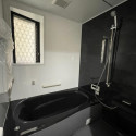 １階お風呂<br />
黒を基調としたシックな印象へ