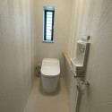 １階　トイレ<br />
白を基調とした清潔感のあるトイレ