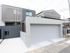 直線と無機質がカッコいいエクステリア