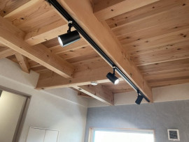 自社工房で木材加工や家具づくりをしています